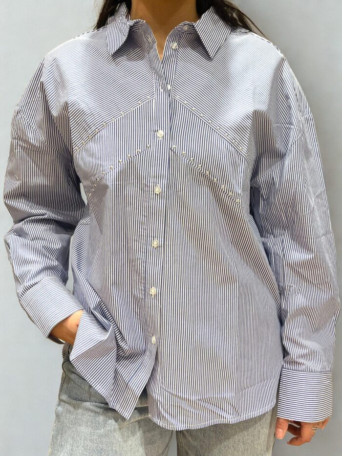 Camisa rayada con tachas